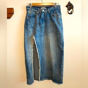 Windsor Denim skirt with a slit in the front and one in the back, size small.